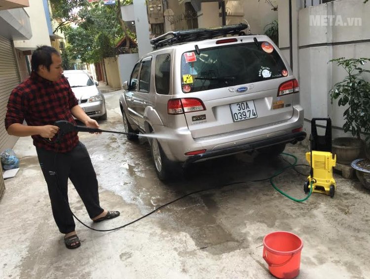 Nhiều người quyết định tự rửa xe ở nhà để đảm bảo và tiết kiệm chi phí