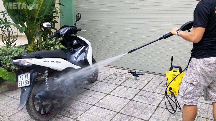 Dùng máy rửa xe Karcher K2 Compact phun ướt xe máy