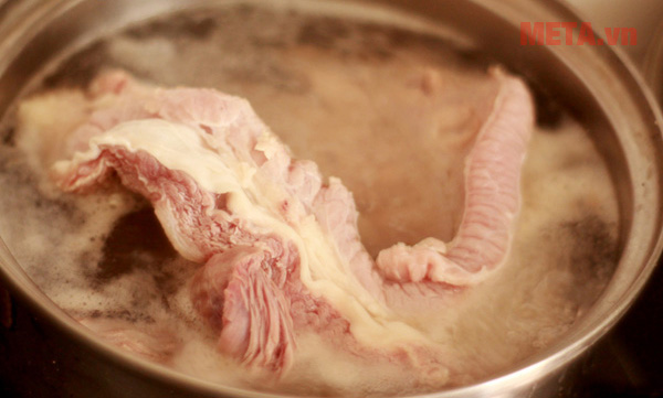 Thịt bò xát với rượu trắng và gừng, trụng nước sôi để khử mùi hôi của thịt