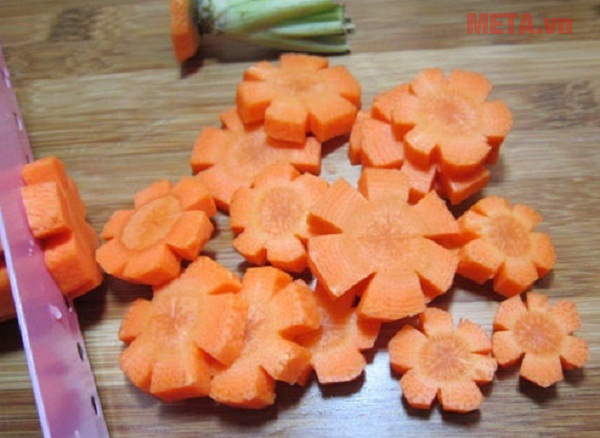 Tỉa cà rốt thành hình cánh hoa cho đẹp mắt
