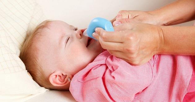 Các loại bình rửa mũi, máy hút mũi cho bé là thiết bị không nên thiếu trong tủ thuốc gia đình để góp phần bảo vệ sức khỏe hệ hô hấp cho trẻ.