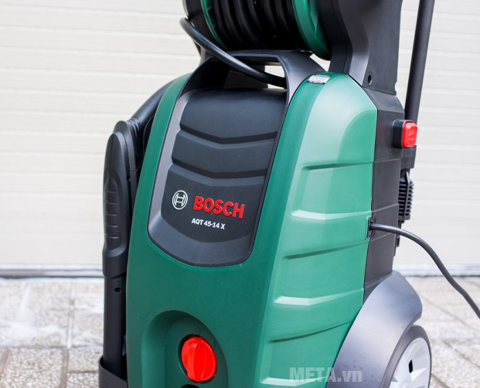 Máy rửa xe gia đình Bosch AQT 45-14X thiết kế nút công tắc ở phía trước 
