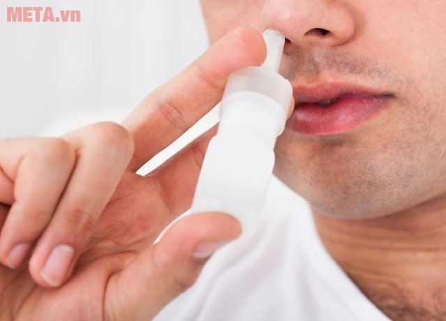 Dùng thuốc xịt để điều trị bệnh viêm mũi dị ứng 