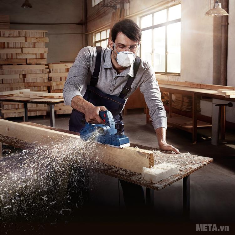Máy bào gỗ cầm tay Bosch giúp thợ mộc hoàn thành công việc nhanh chóng hơn 