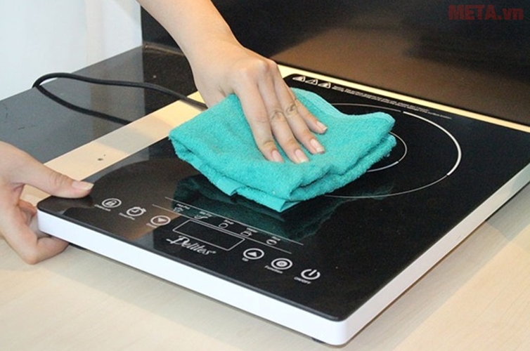 Lau chùi vệ sinh sạch sẽ thường xuyên để bếp từ được hoạt động 