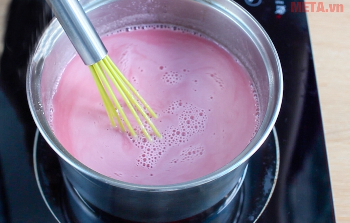 Bước chế biến phần thạch rau câu hồng cho món bánh