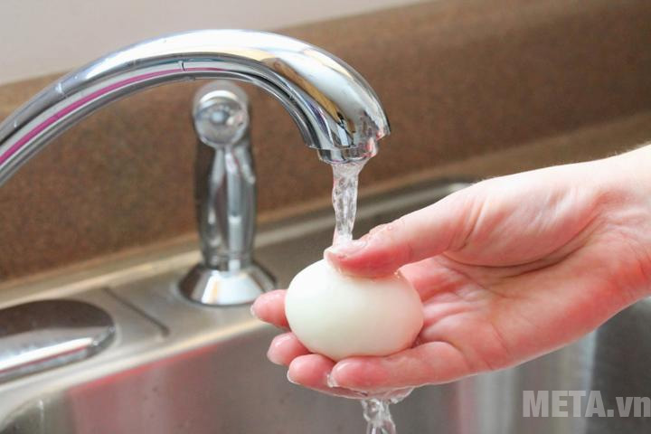 Rửa sạch trứng