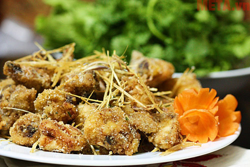 Gà rang muối là món ăn quen thuộc của nhiều gia đình người Việt