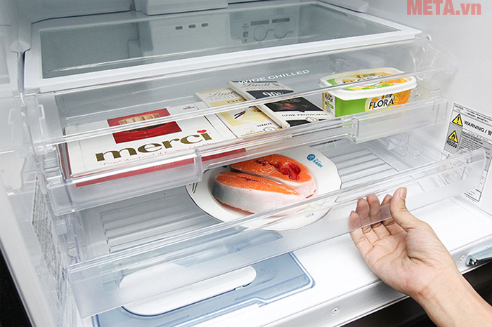 Tủ lạnh ngăn đá dưới thường được thiết kế với nhiều ngăn đựng tiện lợi hơn