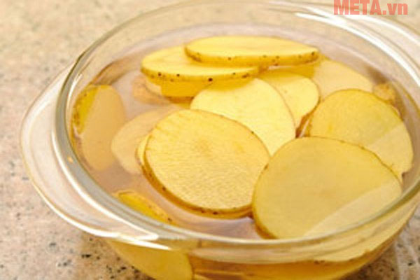 Ngâm khoai tây vào nước muối trong thời gian 5 phút