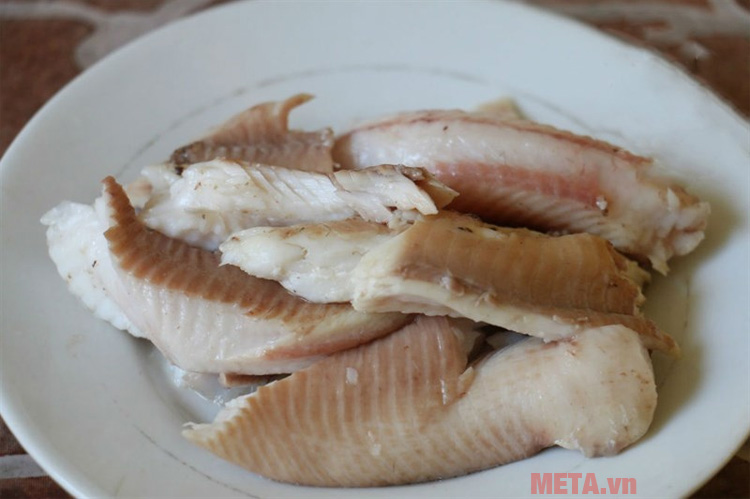 Lọc thịt cá rô để riêng xương và thịt