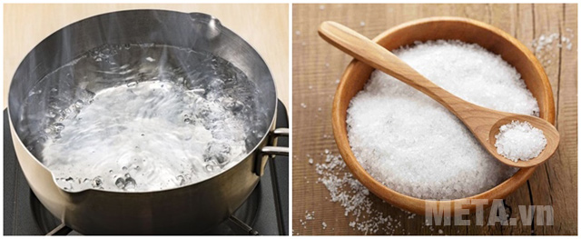 Cho muối vào nước nóng để ngâm hộp nhựa