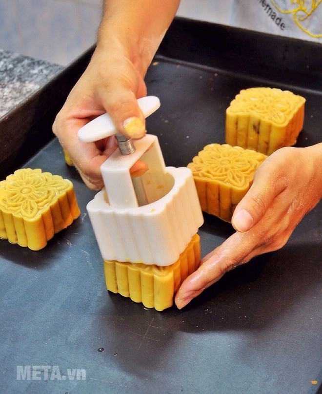 Cách làm bánh trung thu nhân đậu xanh bằng nồi cơm điện