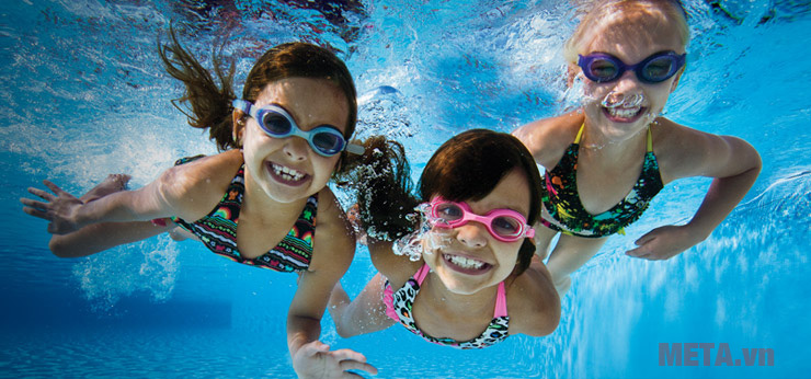 Có nên đeo mắt kính bơi khi tham gia các hoạt động vui chơi với nước?
