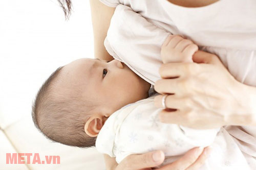 Cho bé bú đúng khớp ngậm cũng góp phần giúp da vòng một được bảo vệ