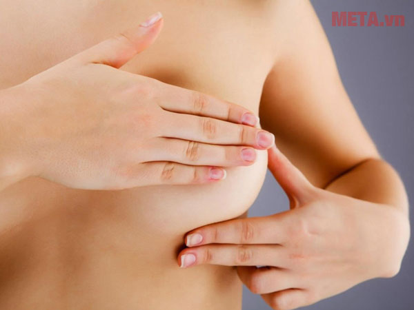 Massage nhẹ nhàng đúng cách giúp tăng tiết sữa và giúp da vùng ngực không bị ảnh hưởng