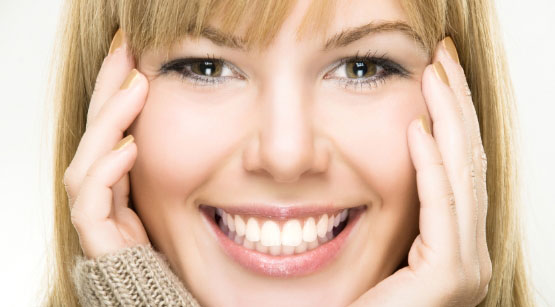  Vệ sinh răng miệng mỗi ngày với máy tăm nước giúp răng chắc khỏe, trắng hơn. 