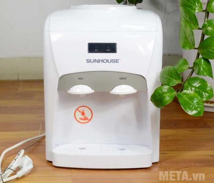 Cây nước nóng lạnh Sunhouse SHD9601 được làm từ chất liệu inox và nhựa cao cấp, dễ vệ sinh.