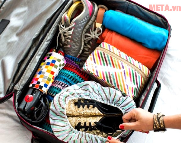 Cách xếp tối đa quần áo vào vali khi đi du lịch