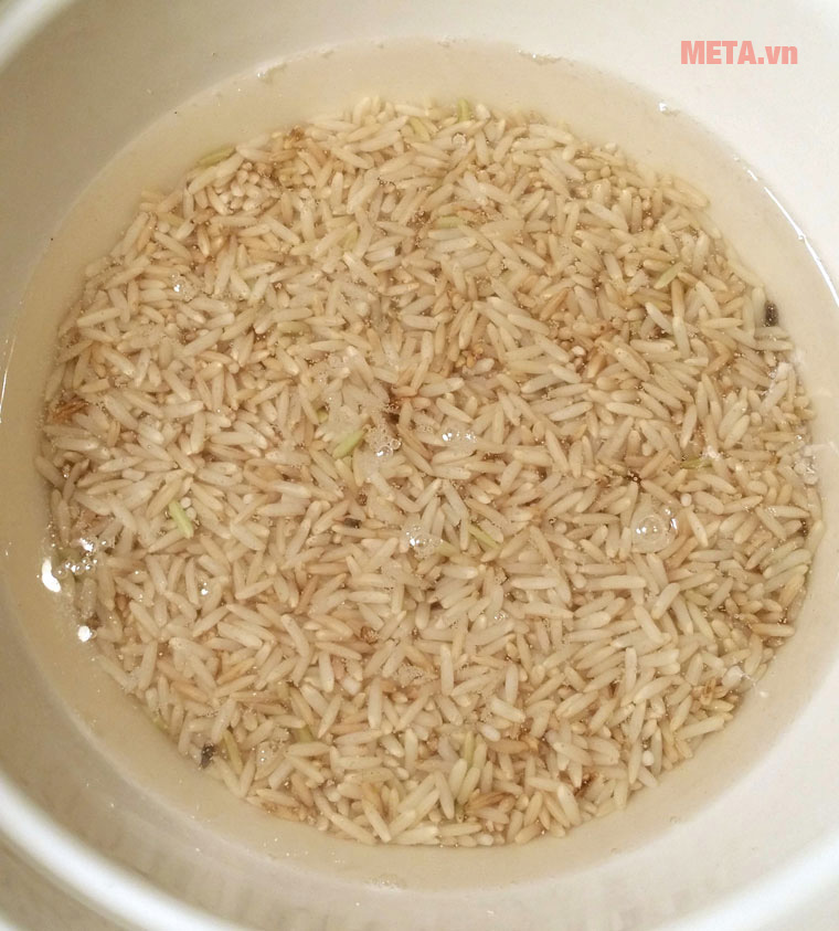 Ngâm gạo trước khi nấu