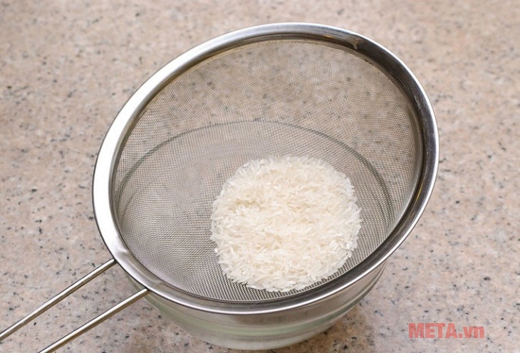 Vo gạo trước khi nấu cháo