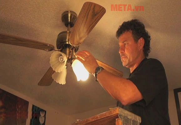 Đừng quên vệ sinh ốp đèn nếu quạt trần nhà bạn có đèn trang trí nhé.