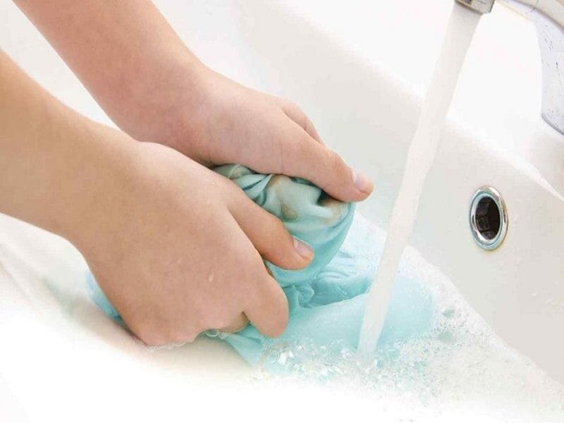 bạn dùng vòi hoa sen hoặc vòi nước để loại sạch xà phòng.
