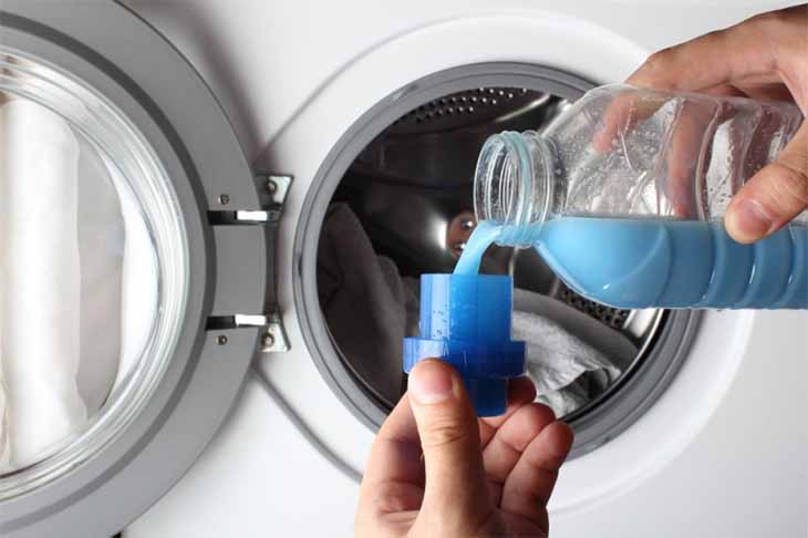 Cách cho nước xả vải vào máy giặt Toshiba không có ngăn đựng nước xả