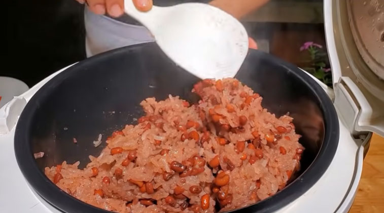 Nấu xôi đậu đỏ bằng nồi cơm điện