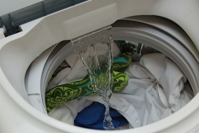 Xả nước vào máy giặt