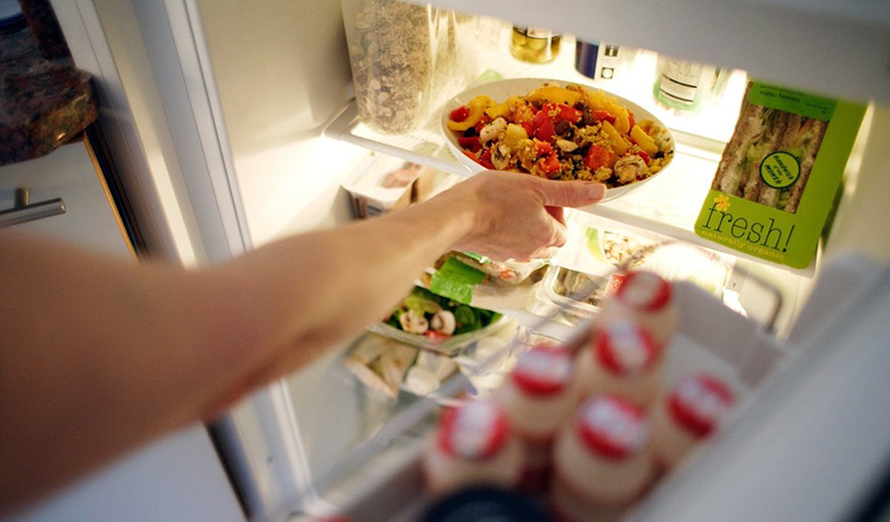 Không nên để thức ăn nóng vào tủ lạnh ngay