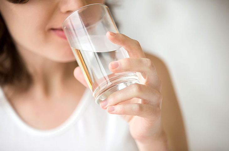 Hãy uống nhiều nước lọc nhằm tránh mất nước cơ thể
