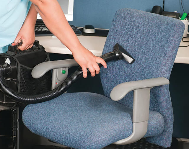 Vệ sinh ghế văn phòng thường xuyên sẽ giúp bạn phòng tránh nhiều bệnh da liễu